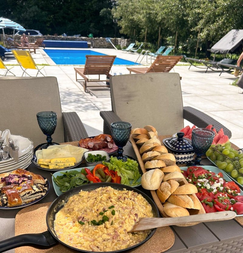OutCider Inn – śniadanie przy basenie, catering dla grup